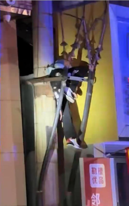 男子“挂”电线杆被救下，太原警方证实出警，电力公司：有人砍树导致停电故障