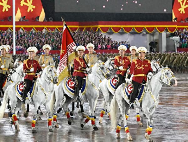 朝鲜夜间大阅兵 骑兵、军犬搜索方队等接受检阅