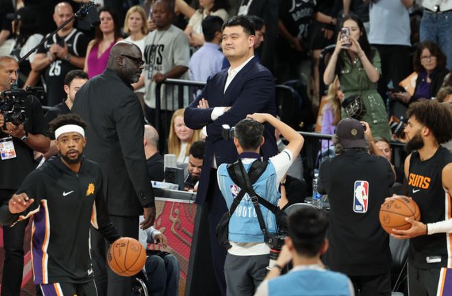 在NBA效力9年，姚明如今每月能领退休金1.3万元，那阿联大郅呢？