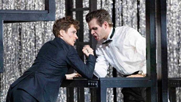 新民艺评丨黄丽珈：每个人都在表演，真相只能是碎片