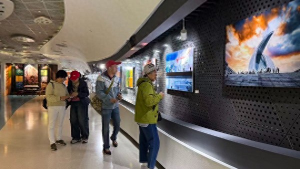 第四届浦东摄影艺术展启幕，百幅佳作定格35年澎湃活力