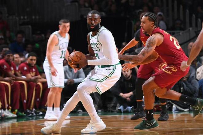 最多领先37分！绿军大胜送骑士首败 布朗仅8分西蒙斯21+6三分