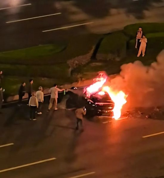 成都一轿车事故碰撞爆燃视频曝光，有救援者徒手砸驾驶窗玻璃，“如果车门能打开或许能救出来”