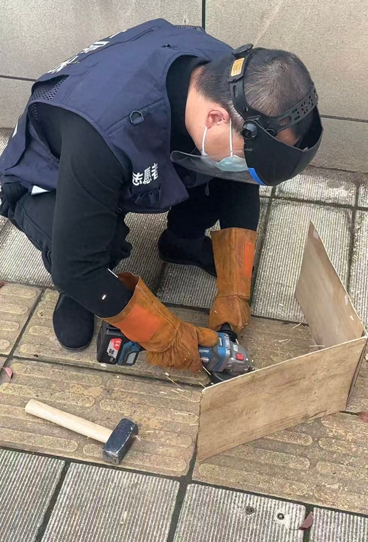 武汉外卖员两年清除路钉七八百枚：自费做公益，只为路人车辆出行安全