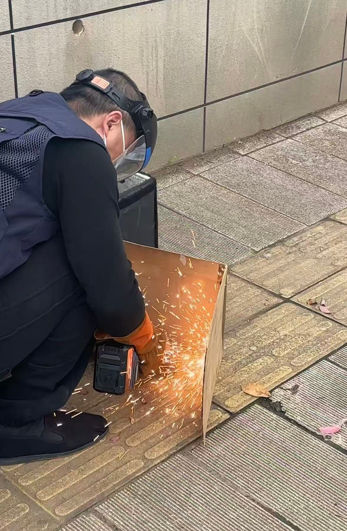 武汉外卖员两年清除路钉七八百枚:自费做公益,只为路人车辆出行安全