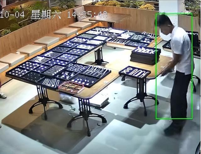 小孩试戴金镯子10秒，取下后营业员称变形要求赔偿1000元，民警到场后质疑商家行为