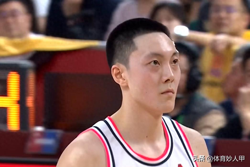 不服！杜锋赛后12个字暗批裁判，看不懂胡明轩被驱逐出场