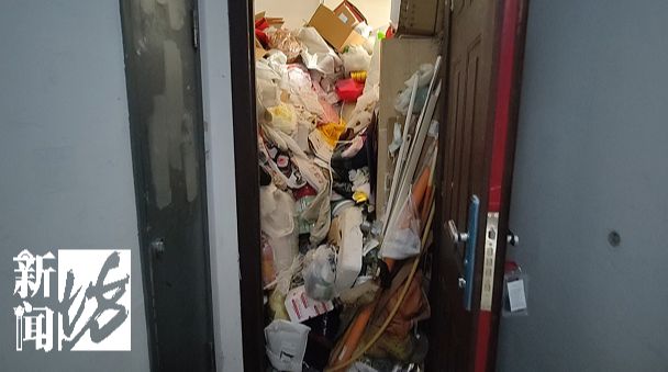 蹒跚老人拎东西横穿马路，红衣女子好心搀扶被打飞眼镜；兰州警方：打人者已找到，需道歉