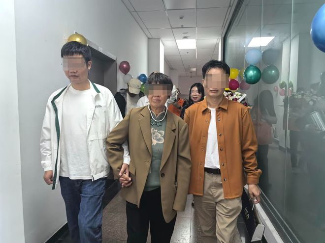 父母先后失联，兄弟俩在村里流浪4岁弟弟失踪！36年后母子仨团圆丨红星寻人