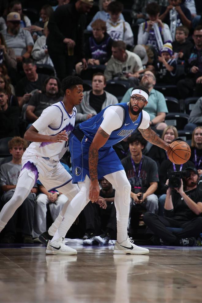 浓眉哥25+6独行侠大胜爵士 状元改打控卫11+7仅1助攻