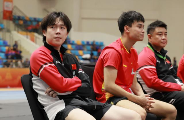 林诗栋爆冷输球后，谁注意场边王楚钦的表情了？网友：似曾相识