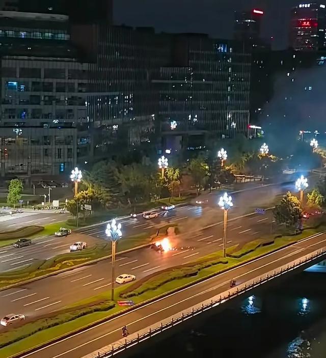 小米汽车直播间遭网暴,仅剩一家门店直播,雷军抖音账号半个月掉粉30万