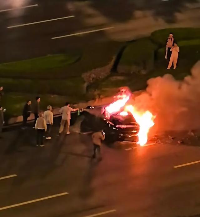 小米汽车直播间遭网暴,仅剩一家门店直播,雷军抖音账号半个月掉粉30万