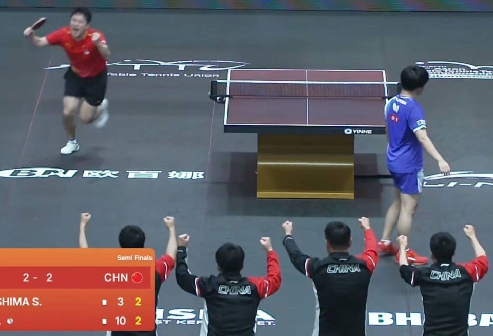 世界名画！国乒5人高举双臂+梁靖崑狂奔呐喊 日本6人看傻了