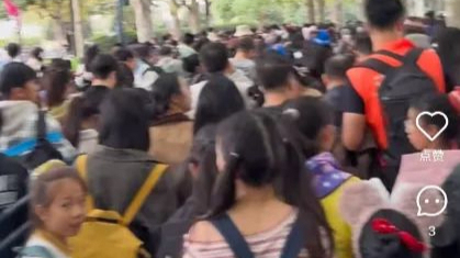 “含孩量”飙升！上海迪士尼排队2小时还没进门，热门项目排队100分钟起