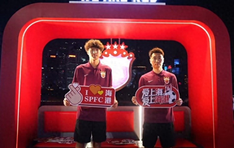 傅欢、李智良前往北外滩打卡，傅欢：在比赛中竭尽全力回馈球迷