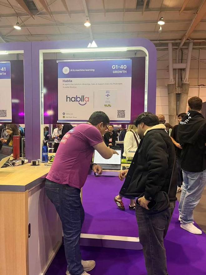 在全球最大的科技峰会现场,他们用DeepSeek养出迷你“独角兽”