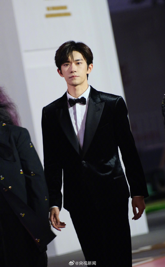 易烊千玺、宋佳分别获金鸡奖最佳男女主角 易烊千玺成最年轻金鸡奖影帝,本人回应