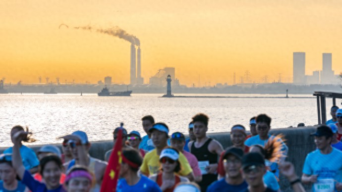 以赛为媒，长滩半马在上海最长滨江赛道开跑