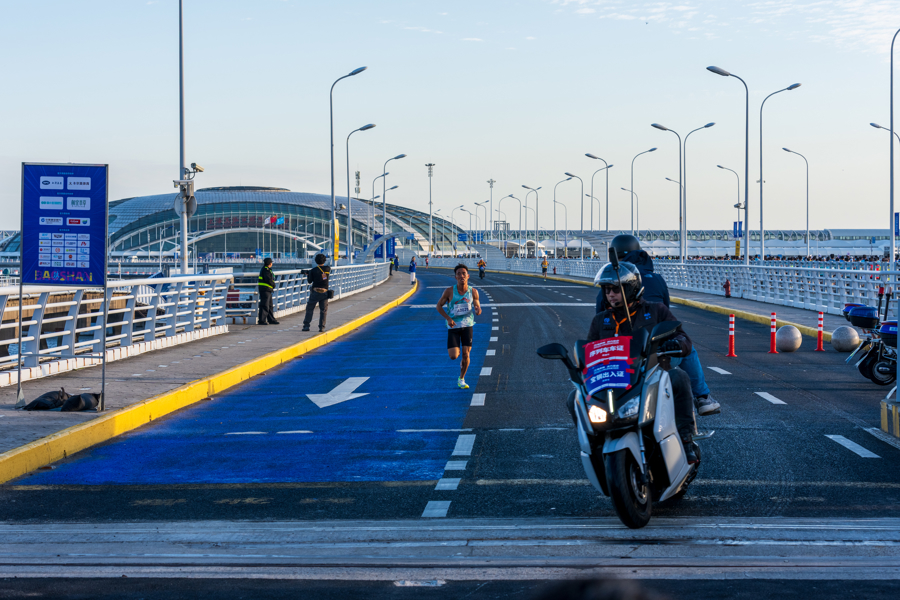 以赛为媒,长滩半马在上海最长滨江赛道开跑