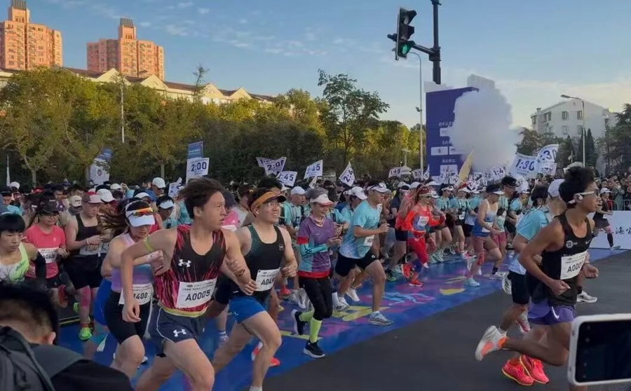 跑进江风与钢厂!2025上海长滩半马6000人开跑,解锁城市赛道新玩法