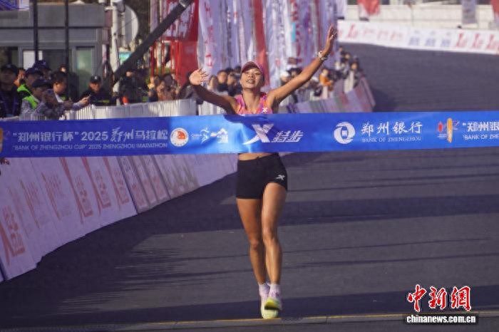 2025郑州马拉松鸣枪开赛