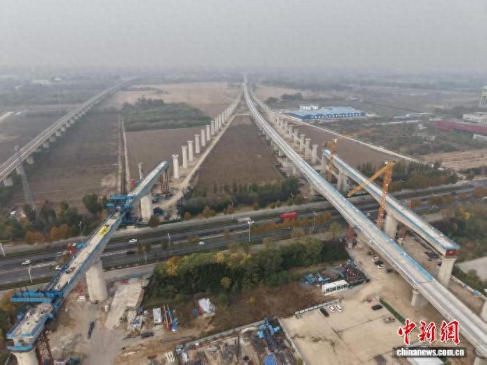 济青高铁潍东上行联络线两座连续梁成功合龙