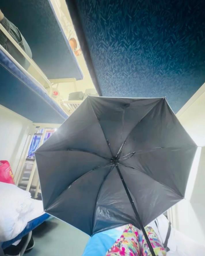 女乘客火车卧铺打伞遮隐私有无必要？