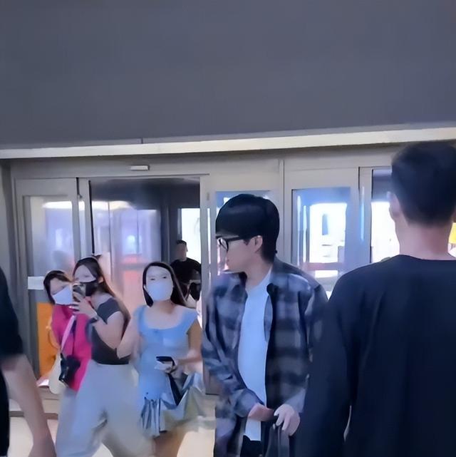 这行为过分了!王楚钦机场遭陌生女子尾随,被追问要不要加我微信