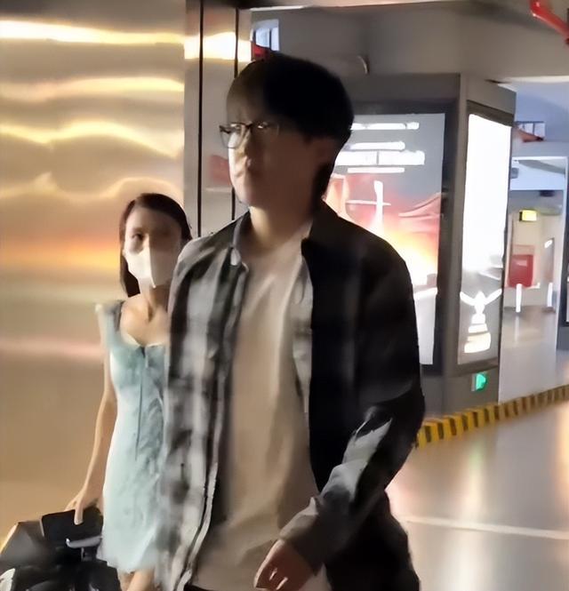 这行为过分了!王楚钦机场遭陌生女子尾随,被追问要不要加我微信