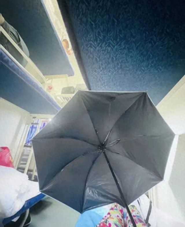 女乘客火车卧铺打伞引热议，网友建议卧铺区增设床帘，12306回应