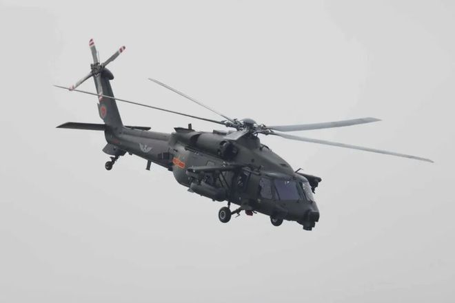 看，这里还展示了中国直升机的未来！