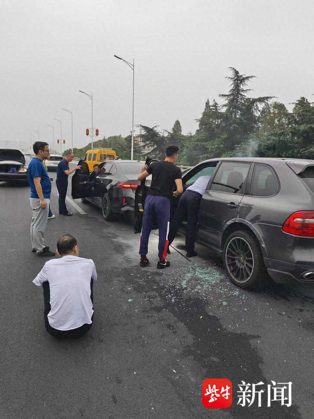 保时捷司机突发晕厥撞车起火，出差归队便衣交警和热心市民40秒教科书式救人