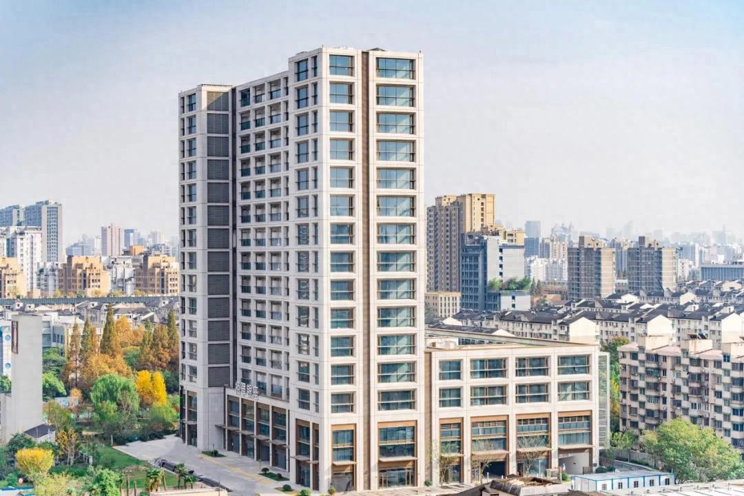 文教区“流量王者”！40万稳定客流+双地铁，稀缺商铺成硬核资产