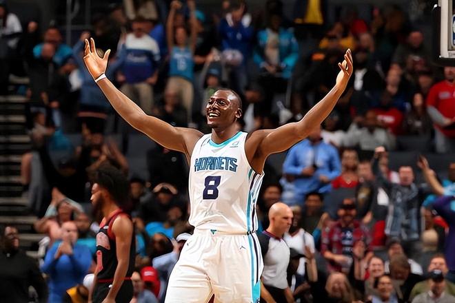 仅得到了一份E9训练营合同，内线老将为了留在马刺也是拼了？