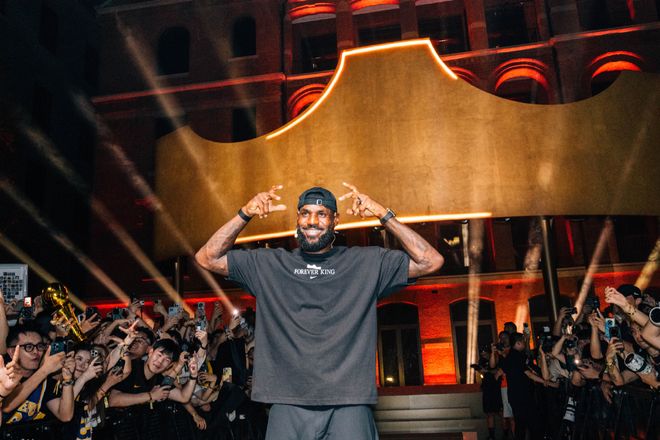 詹姆斯中国行含金量继续提升！单平台超4.5亿话题阅读！