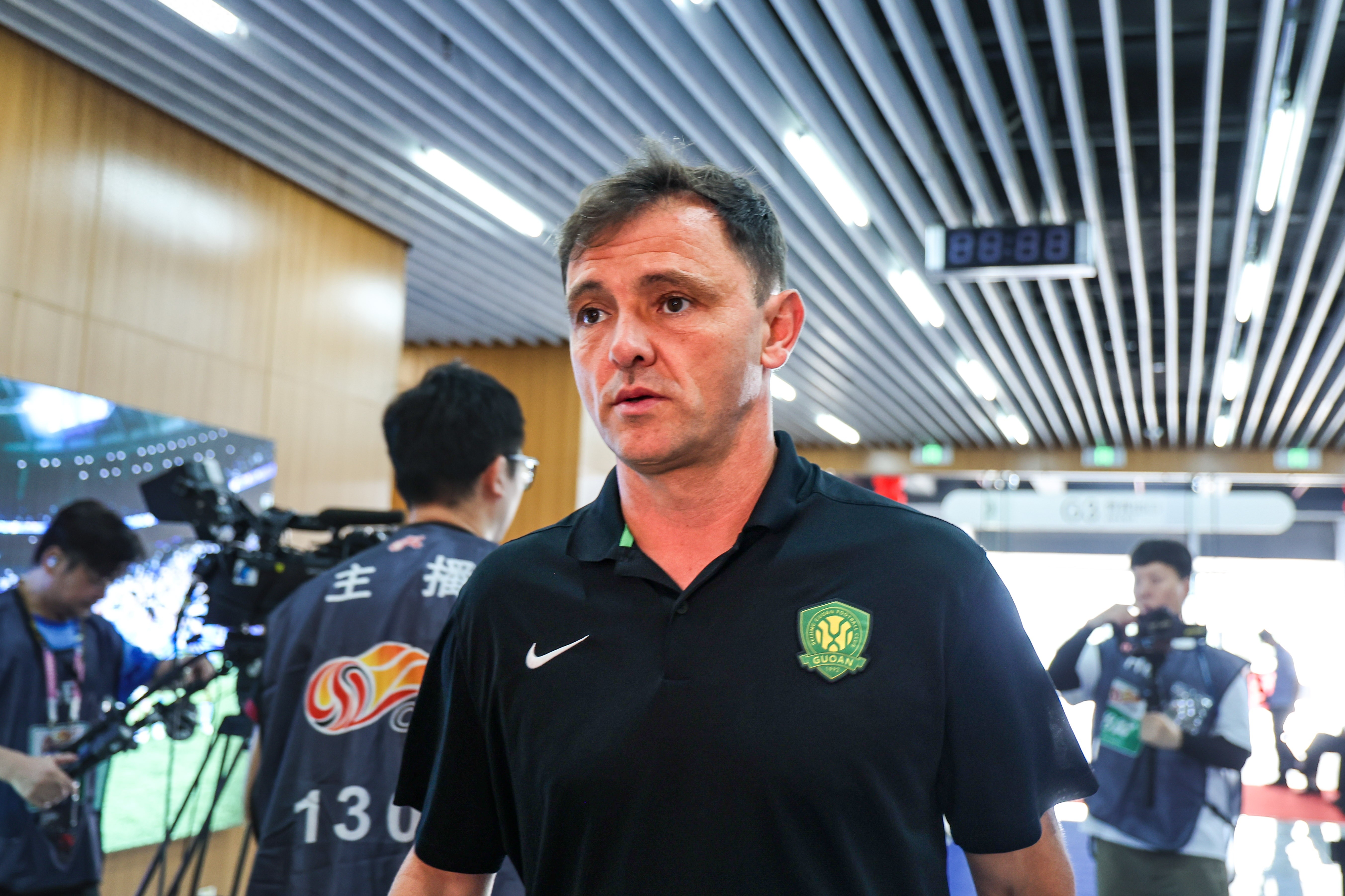 国安代理主帅：半场换三人不是球员有问题，而是想换人改变局面