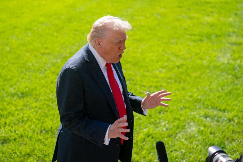 “剧情”再反转 特朗普表态支持公开爱泼斯坦案文件