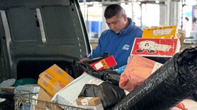 “有一股力量推动着自己！”上海中通快递小哥救起落水老人