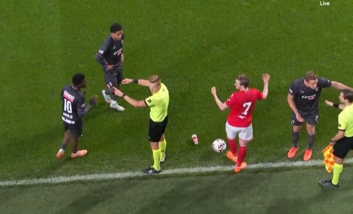 无妄之灾因球迷投掷水杯击中主裁，比甲一场比赛第87分钟中止