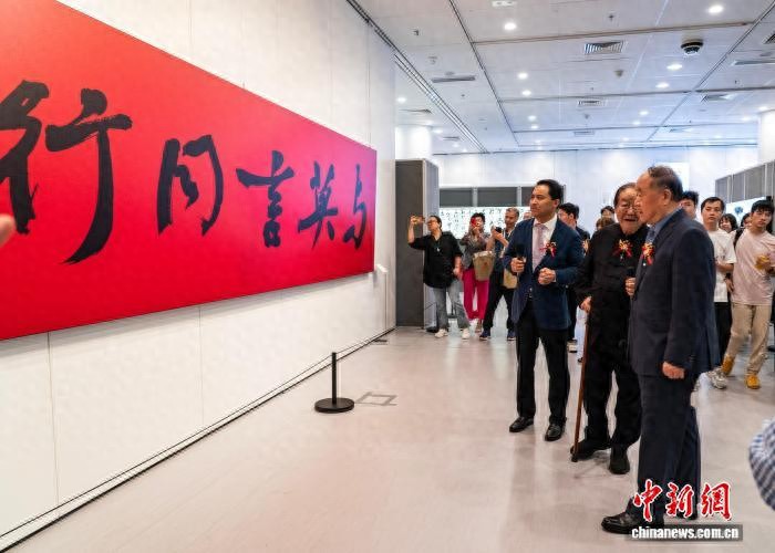 作家莫言香港举办书法摄影展 现场手书“金口玉言”