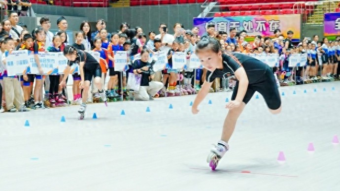 顶尖选手助阵，中国轮滑（自由式轮滑）公开赛上海嘉定站举行