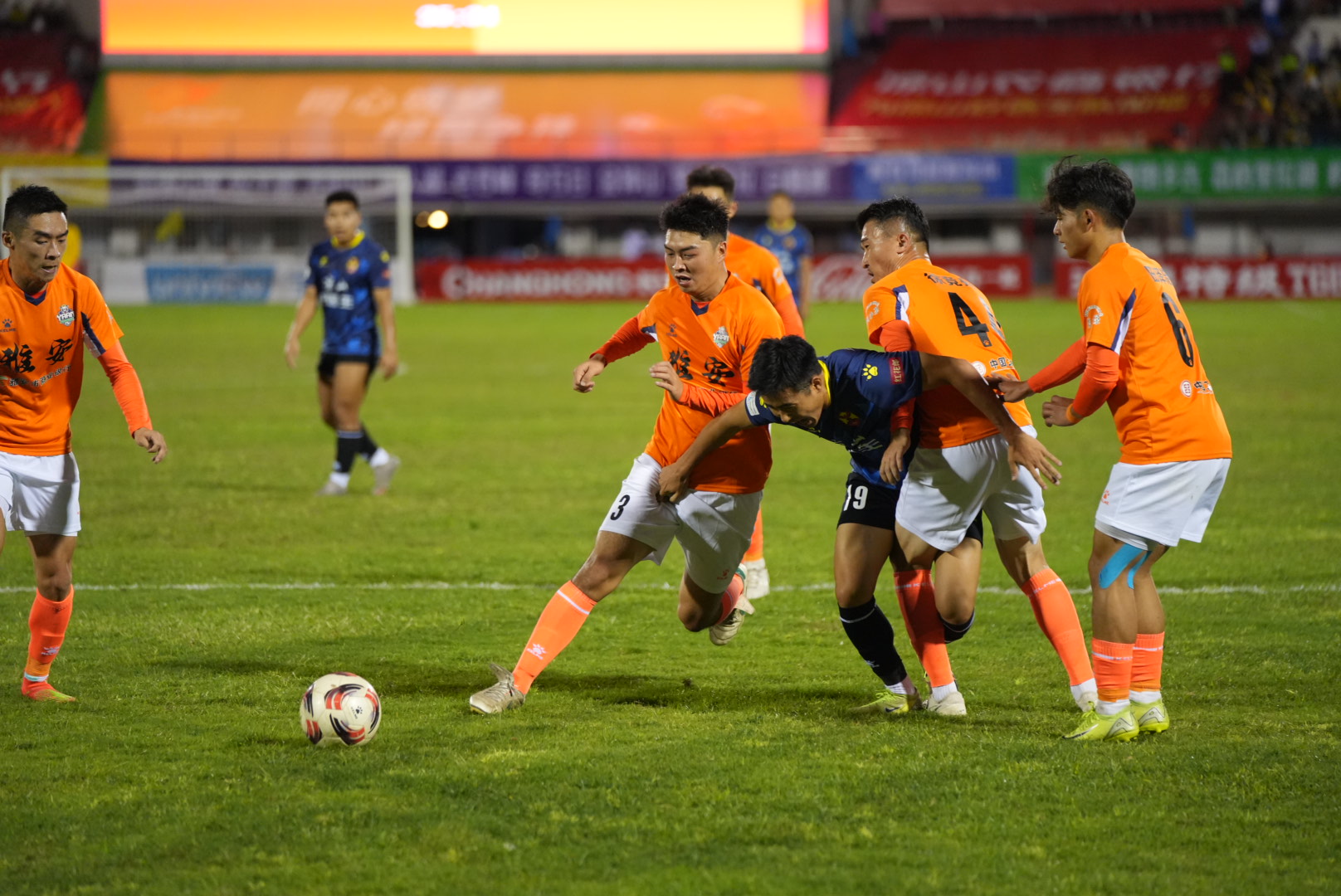 四川省城市足球联赛丨万人合唱《留客歌》!凉山队主场胜雅安队,领跑川西赛区积分榜