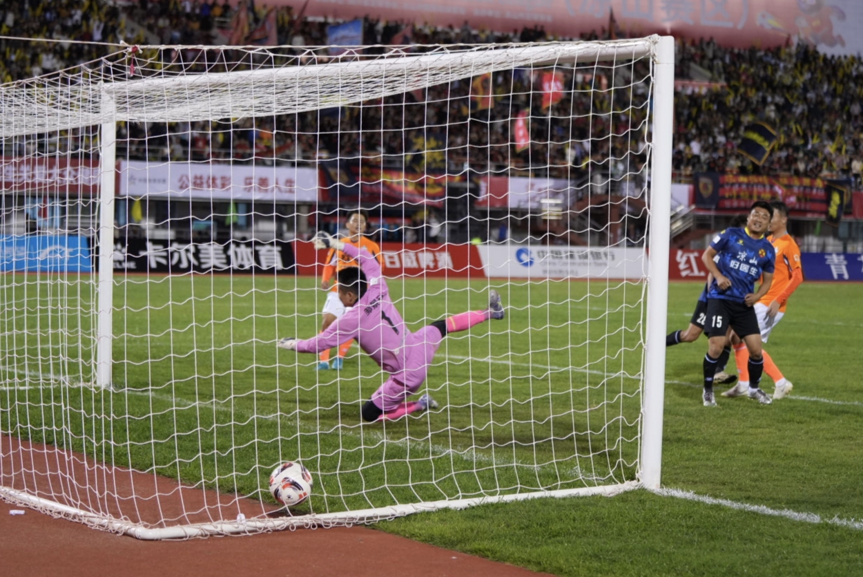 四川省城市足球联赛丨万人合唱《留客歌》!凉山队主场胜雅安队,领跑川西赛区积分榜