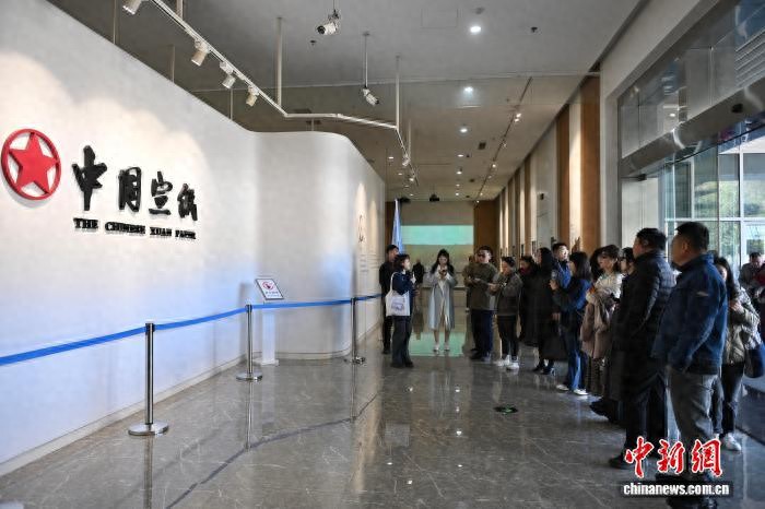 海外华文媒体走进中国宣纸文化园 看宣纸是怎样“炼”成的