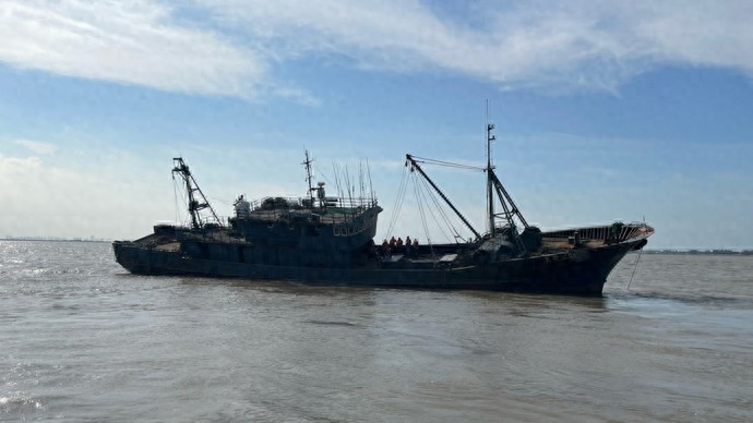 崇明水域突发渔船搁浅，15分钟紧急救援8名船员平安脱险