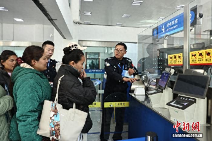 外国人入境卡在线填报新政在西藏樟木口岸落地 “指尖”操作让通关更顺畅