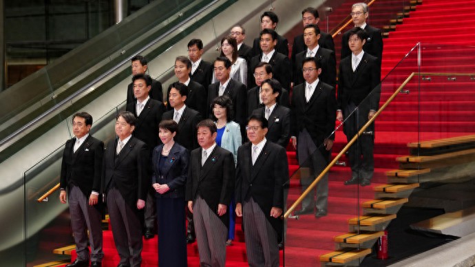 日本新内阁上路：女首相+女财相，保守路线+“派阀分赃”？