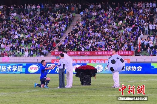 特写：在中场休息向女友求婚的足球运动员