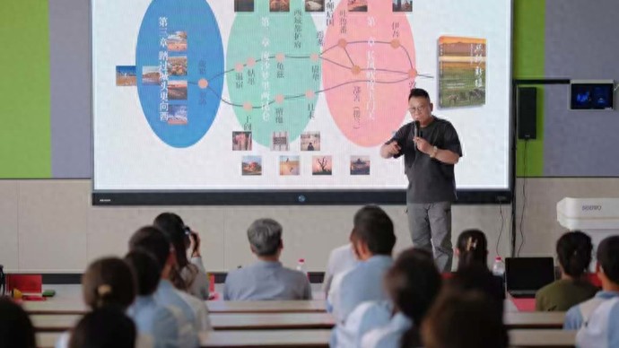 沪喀文化润疆新篇章，丁和携《丝路新疆》走进喀什六中